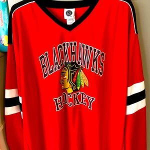 Mens Chicago Black Hawks hockey jersey.